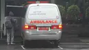Pasien COVID-19 turun dari mobil ambulans untuk isolasi di Graha Wisata TMII, Jakarta, Selasa (8/2/2022). Pemerintah Provinsi DKI Jakarta menjadikan Graha Wisata TMII sebagai tempat isolasi bagi pasien COVID-19 dengan kapasitas 41 kamar yang dapat menampung 100 pasien. (Liputan6.com/Herman Zakharia)