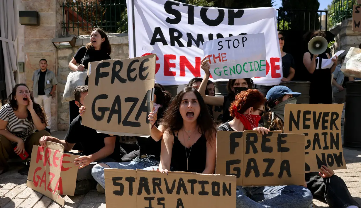 Hingga kini, perang antara Israel dengan milisi Hamas masih memanas. (AHMAD GHARABLI/AFP)