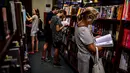 Pengunjung melihat buku di toko buku "El Ateneo Grand Splendid" di Buenos Aires, Argentina pada Rabu (9/1). Pada 2019, El Ateneo Grand Splendid dinobatkan sebagai toko buku terindah nomor dua di dunia oleh National Geographic. (RONALDO SCHEMIDT / AFP)