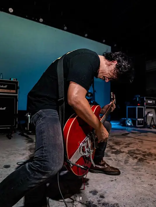 <p>Saat tampil di atas panggung dengan gitarnya, berbagai pose Vincent Rompies tertangkap kamera secara candid. Aksinya memainkan alat musik mampu mempu membuat penonton terkagum-kagum. (Instagram/vincentrompies)</p>