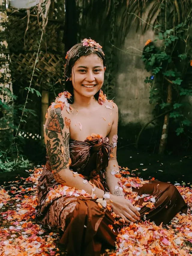Sampai Menangis, Ini 7 Momen Awkarin saat Jalani Ritual Melukat