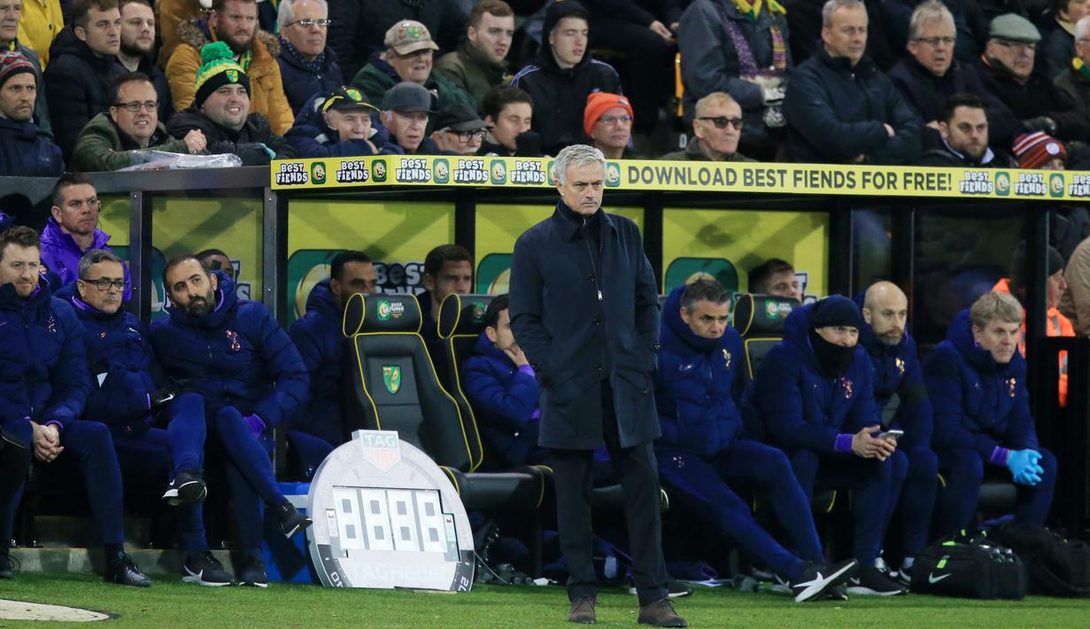 Pelatih Tottenham Hotspur, Jose Mourinho, tampak cemas saat pertandingan melawan Norwich City pada laga Premier League 2019 di Stadion Carrow Road, Sabtu (28/12). Kedua tim bermain imbang 2-2. (AFP/Lindsey Parnaby)