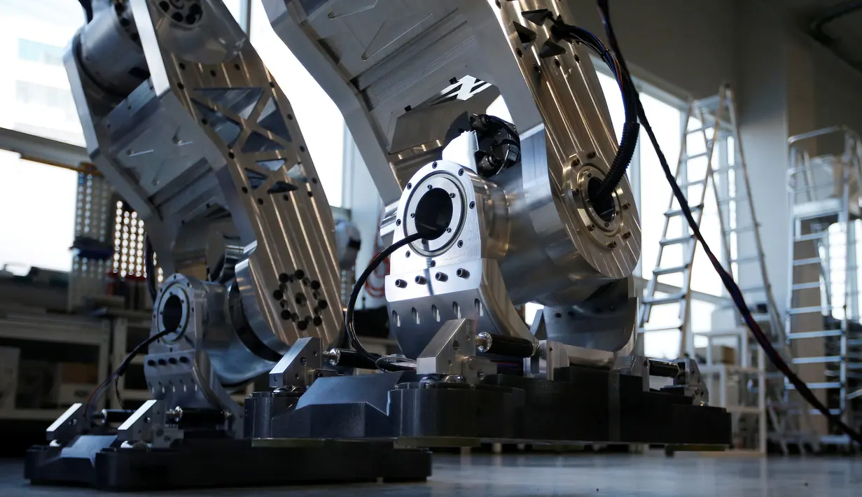 Bagian kaki robot berawak "METHOD-2" selama demonstrasi di Gunpo, Korea Selatan, (27/12). Robot ini memiliki dua lengan yang dapat dikontrol melalui pemetaan langsung dari gerakan sang pilot. (Reuters/Kim Hong-Ji)