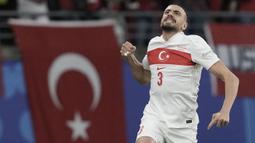Selebrasi bek Timnas Turki, Merih Demiral setelah mencetak gol pertama ke gawang Timnas Austria pada laga babak 16 besar Euro 2024 di Red Bull Arena, Leipzig, Jerman, Rabu (3/7/2024). (AP Photo/Thanassis Stavrakis)