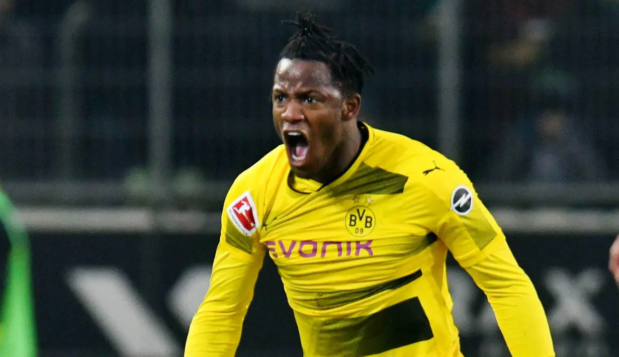5. Michy Batshuayi (Borussia Dortmund) – Kehadiran Oliver Giroud ke Chelsea membuat striker muda asal Belgia ini tergusur. Pindah ke Dortmund malah menjadikannya striker utama yang tampil impresif dengan 8 gol dari 11 laga. (AFP/Patrik Stollarz)