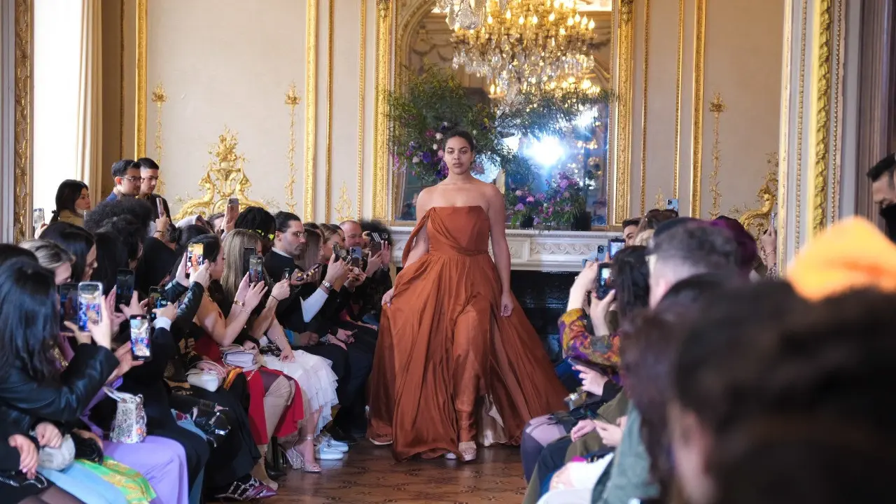 Gaun Kolaborasi Brand Asli Indonesia dan Desainer Internasional Tampil Sukses di Paris Fashion Week