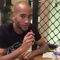 Striker Persela, Loris Arnaud, menggemari kurma. (Bola.com/Aditya Wany)