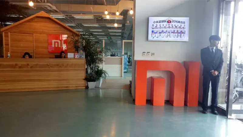 Suasana di lantai 1 kantor Xiaomi di Maofanglu Road, Beijing, Tiongkok.