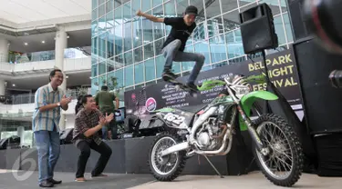  GM One Belpark, Yossie Salaki dan CCO Harmas, Jerry Sondakh melihat aksi skater melompati sepeda motor, Jakarta, Minggu (29/10). One Belpark hadirkan kegiatan skate coaching clinic dan virtual racing. (Liputan6.com/Yoppy Renato)