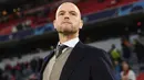 Erik ten Hag - Pria berkepala plontos ini sukses mengharumkan Ajax Amsterdam dengan sederet prestasi seperti gelar juara Eredivisie hingga KNVB Cup. Dengan kepiawaiannya meramu tim, pelatih berusia 51 tahun itu sepertinya layak menjadi pengganti Koeman di Barcelona. (AFP/Christof Stache)