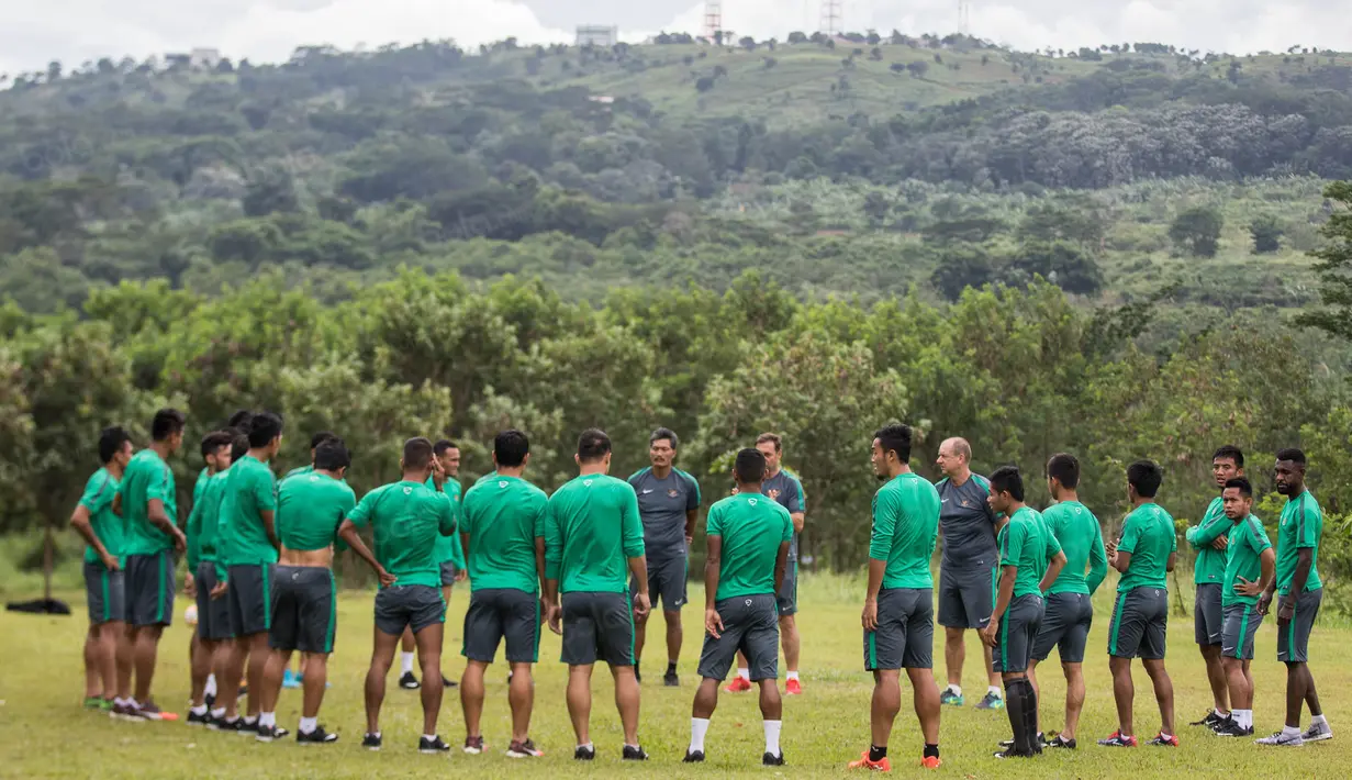 Para pemain Timnas Indonesia mendengarkan instruksi pelatih saat berlatih di halaman Hotel Lor In, Jawa Barat, Sabtu (3/12/2016). Timnas Indonesia siap menghadapi Vietnam pada semifinal Piala AFF 2016. (Bola.com/Vitalis Yogi Trisna)
