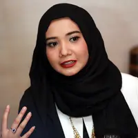 "Nah itu beratku langsung naik 3 kilo, 5 kilo, sampai 12 kilo. Mama beliin vitamin katanya bagus. Sebagai anak baik tanpa cek aku langsung minum. Padahal kata dokter ga perlu," kata Zaskia. (Deki Prayoga/Bintang.com)