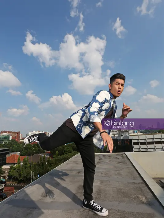 Perlahan tapi pasti, itulah penyanyi solo pendatang baru yang sukses menarik perhatian pecinta musik. Setahun setelah merilis single pertamnya, Jaz kembali dengan single baru bertajuk Kasmaran. (Bambang E. Ros/Bintang.com)