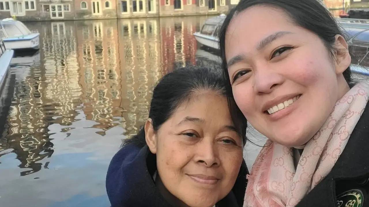 Gracia Indri ajak sang ibu keliling Amsterdam