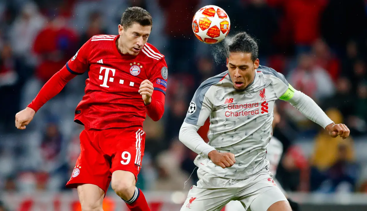 Duel udara penyerang Bayern Munchen, Robert Lewandowski dan bek Liverpool, Virgil Van Dijk pada pertandingan leg kedua babak 16 besar Liga Champions di Allianz Arena, Rabu (13/3). Liverpool menundukkan tuan rumah Bayern Munchen 3-1. (AP/Matthias Schrader)