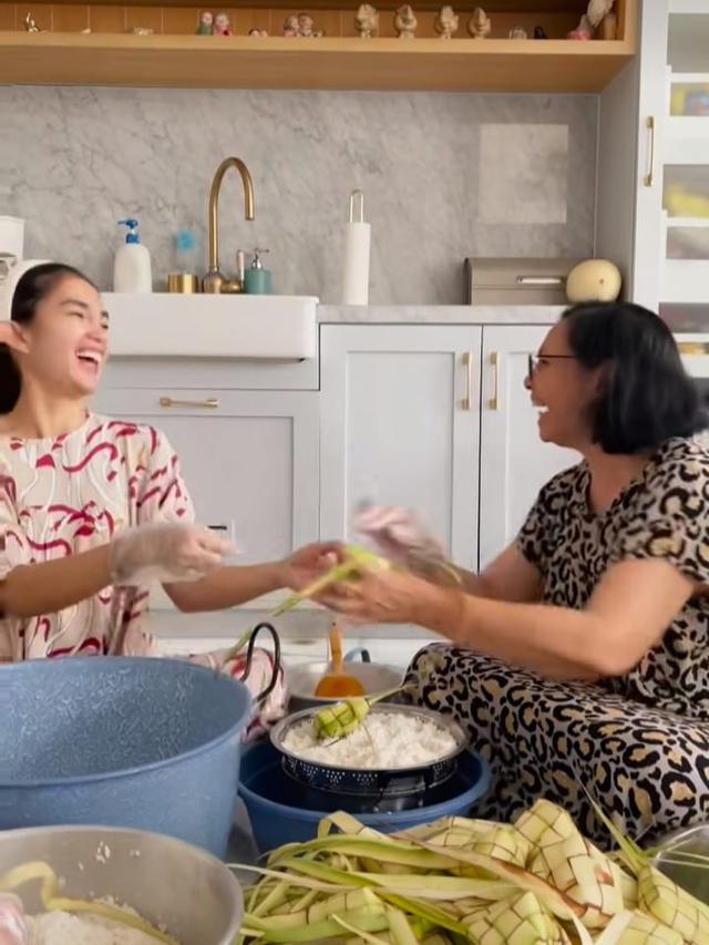 Potret Ussy Sulistyawati mengajari mertua buat ketupat (Sumber: Instagram/@ussypratama)