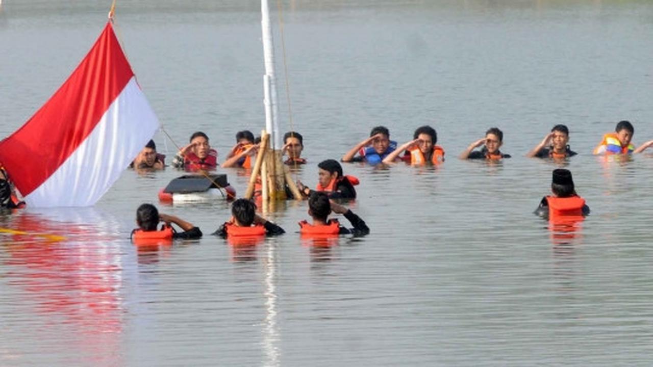 HUT Kemerdekaan RI ke-70, para pecinta alam gelar upacara di danau
