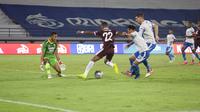 Bek Persib Bandung, Nick Kuipers (kanan) saat berusaha menghentikan pergerakan pemain PSM Makassar, Yakob Sayuri, pada laga tunda pekan ke-22 BRI Liga 1 2021/2022, Selasa (22/2/2022). Persib menang 2-0 dalam laga ini. (Bola.com/Abdi Satria)