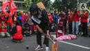Unjuk rasa diwarnai dengan aksi teatrikal yang menceritakan kehidupan para pekerja. (Liputan6.com/Angga Yuniar)