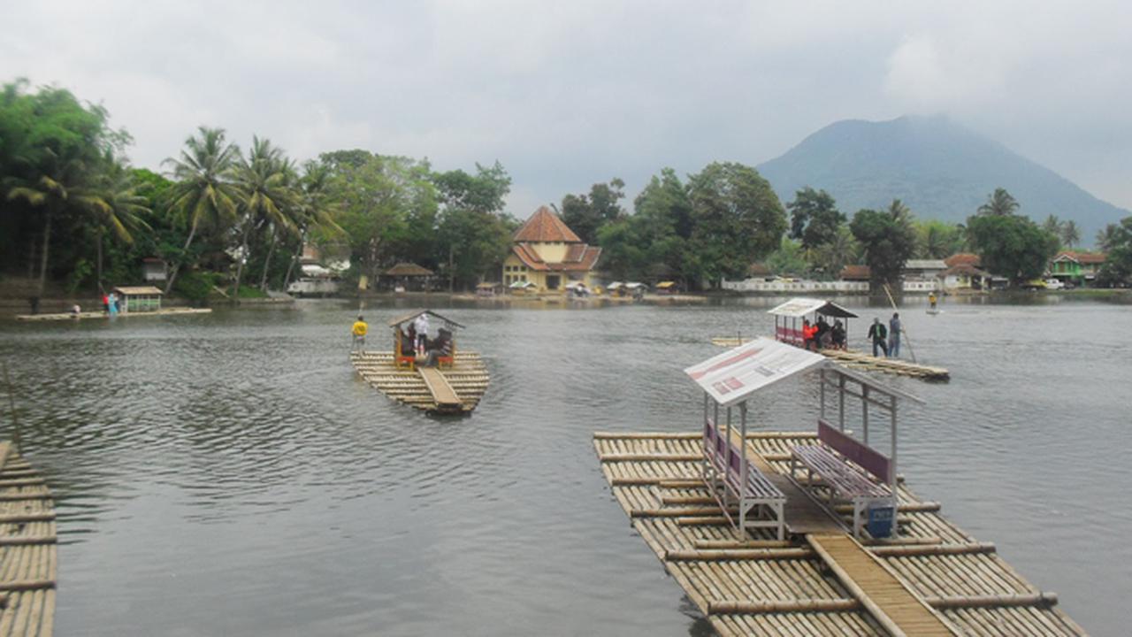 Candi Cangkuang dan Kampung Pulo di Garut