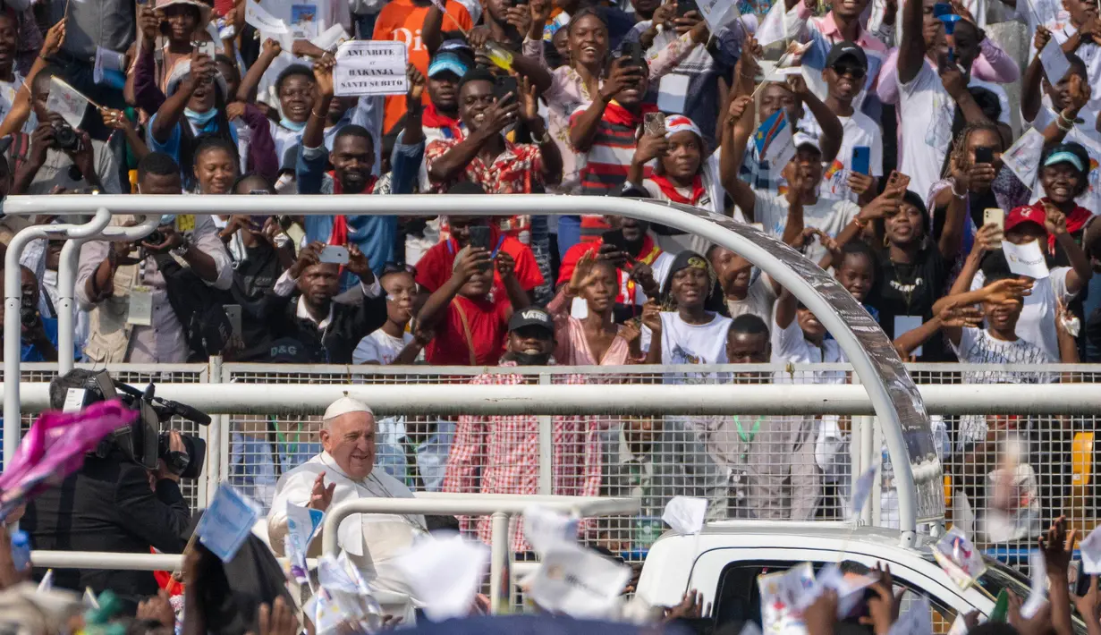 Paus Fransiskus melambaikan tangan kepada para jemaat di Stadion Martir di Kinshasa, Kongo, Kamis (2/2/2023). Paus Fransiskus berada di Kongo dan Sudan Selatan untuk kunjungan selama enam hari. Paus Fransiskus berharap dapat memberikan penghiburan dan semangat kepada dua negara yang dilanda kemiskinan, konflik, dan apa yang disebutnya sebagai "mentalitas kolonialis" yang telah mengeksploitasi Afrika selama berabad-abad. (AP Photo/Jerome Delay)
