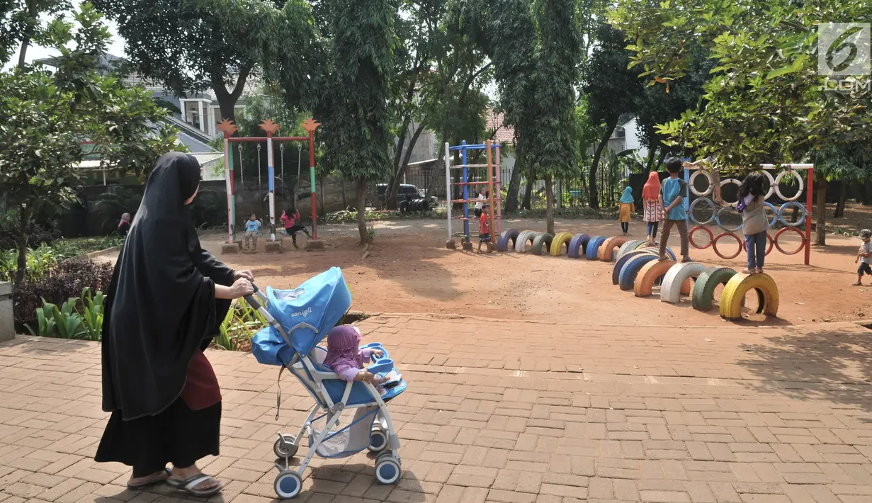 Anak-anak bermain di Taman Cempaka, Cipayung, Jakarta Timur, Minggu (7/7/2019). Selain dikelilingi pepohonan yang rindang, taman ini dilengkapi berbagai sarana seperti trek jogging, wahana bermain anak, hingga danau buatan yang ramai didatangi warga untuk memancing. (merdeka.com/Iqbal S Nugroho)