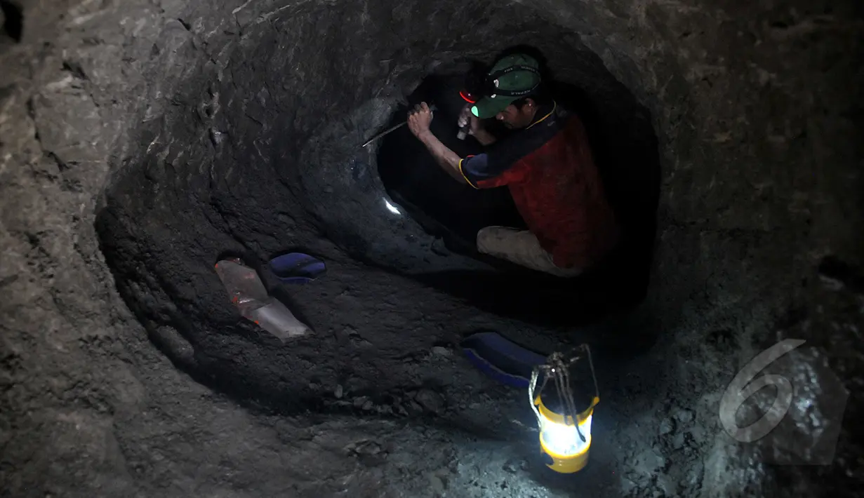 Berbekal alat seadanya, para penambang ini mampu membuat sumur sedalam lebih kurang 20 meter, Banten, Selasa (14/4/2015). Di kedalaman inilah para penambang berhasil menemukan batu mulia Kalimaya (Liputan6.com/Johan Tallo) 