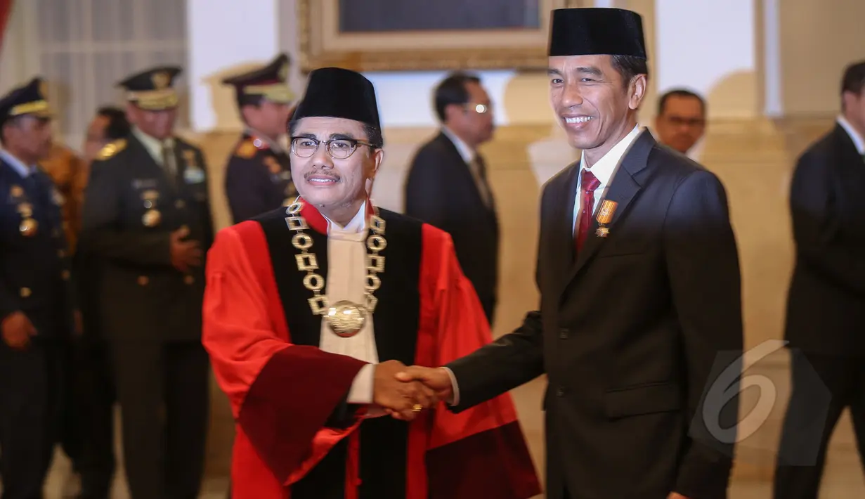 Presiden Joko Widodo berjabat tangan dengan Manahan Malontige Pardamean Sitompul saat acara pelantikan sebagai Hakim Konstitusi di Istana Negara, Jakarta, Selasa (28/4/2015). (Liputan6.com/ Faizal Fanani)