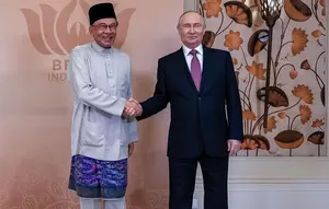 Anwar Ibrahim dan Putin Bertemu, Bahas Penerbangan Langsung hingga Sawit