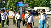 Semua orang memakai longyi saat beraktivitas di Myanmar (foto : indochinacharm.com)