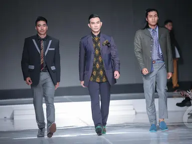 Sejumlah model memperagakan busana rancangan Musa Widyatmodjo di Jakarta Fashion & Food Festival 2015 di Jakarta, Jumat (22/5/2015). Rancangan Musa Widyatmodjo bertema "Luxury Man". (Liputan6.com/Faizal Fanani)