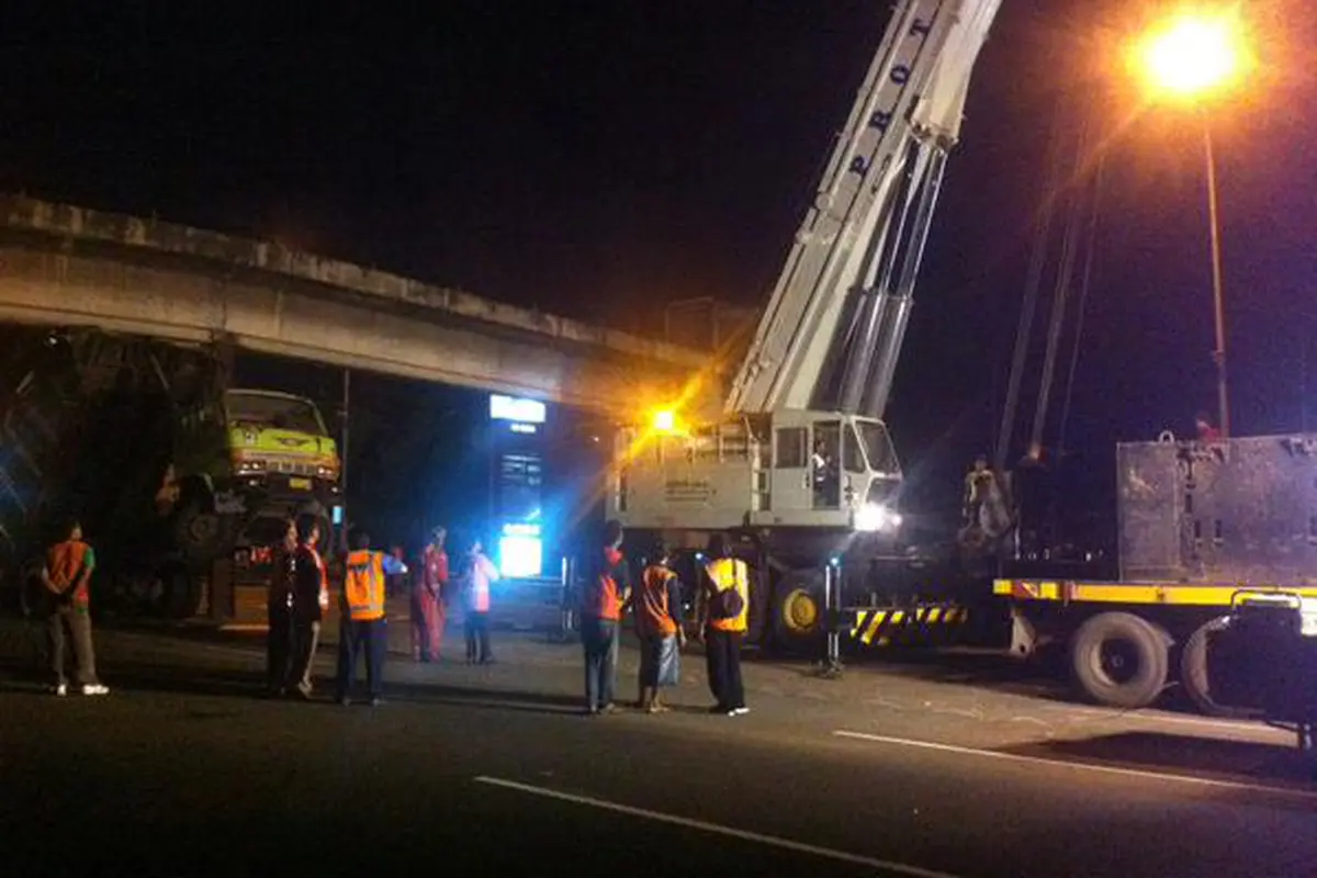 Truk Nyangkut di Jembatan Penyeberangan, Taksi Nyebur Bunderan HI