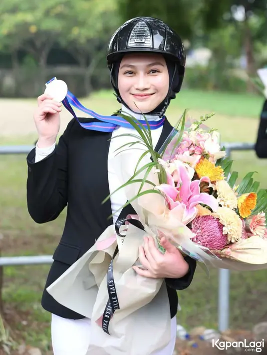 Tak ketinggalan, Melody Laksani eks JKT48  yang tampil menawan dengan pakaian berkuda serba hitam putihnya. Penampilannya dilengkapi dengan hijab warna hitam yang dimasukkan ke dalam turtleneck putihnya.  [Dok/Kapanlagi/Budy Santoso].