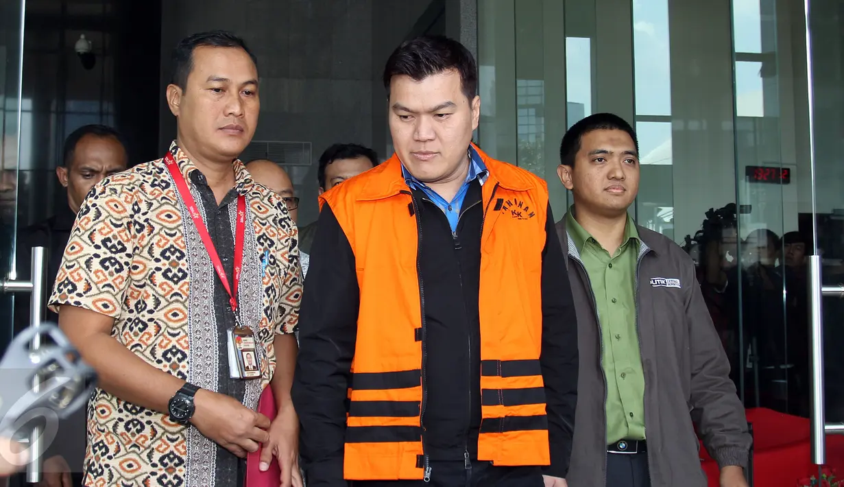 Ekspresi Andi Narogong usai menjalani pemeriksaan setelah di tetapkan jadi tersangka dan di tahan semalam terkait kasus pengadaan e-KTP di Gedung KPK, Jakarta, Kamis (24/3). (Liputan6.com/Johan Tallo)