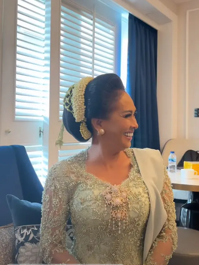 7 Inspirasi Style Anting Risa Dewi Ibunda Alyssa, Super Stylish dan Awet Muda Usia 57 Tahun