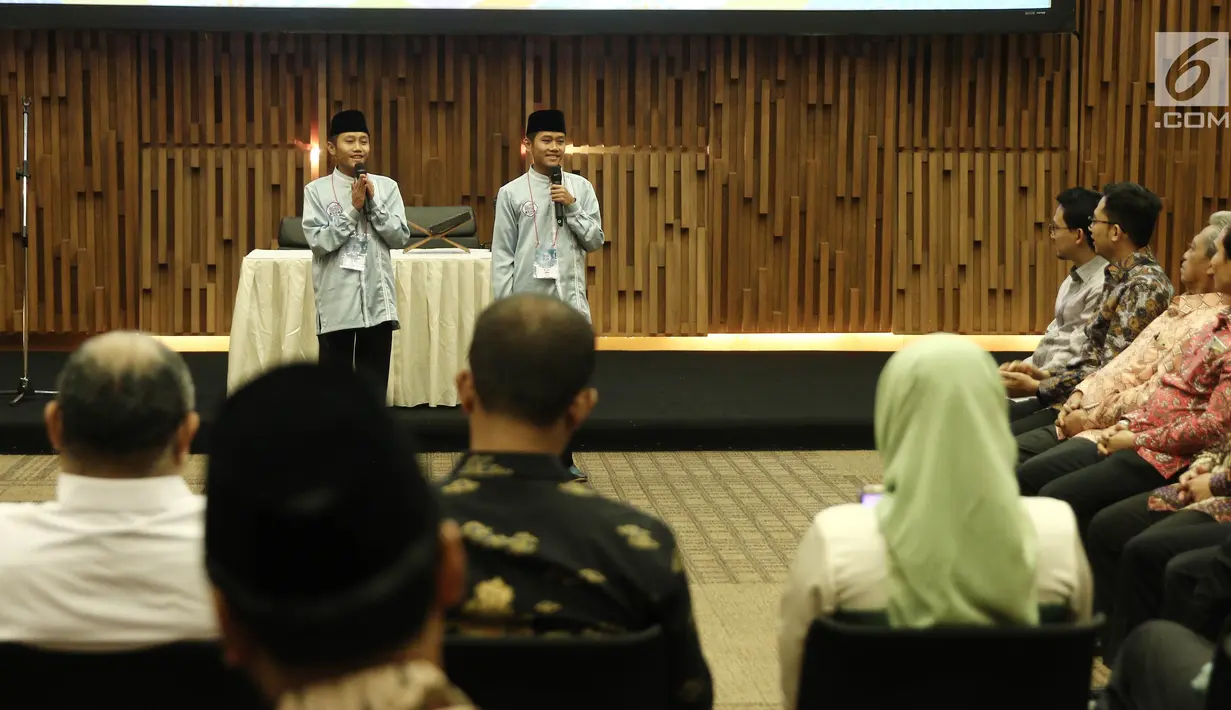 Penampilan peserta Aksi Asia 2018 Ilyasa dan Alyasa saat memberikan Tausyiah dalam acara buka puasa bersama di SCTV Tower, Jakarta (22/5). (Liputan6.com/Herman Zakharia)