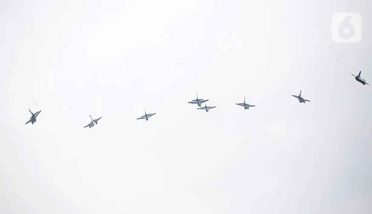 Penampilan atraksi pesawat tempur F-16 saat perayaan HUT ke-77 TNI di Jakarta, Rabu (5/10/2022). Kegiatan yang diikuti oleh seluruh kesatuan jajaran TNI ini dalam rangka menyambut HUT ke-77 TNI. (Liputan6.com/Faizal Fanani)