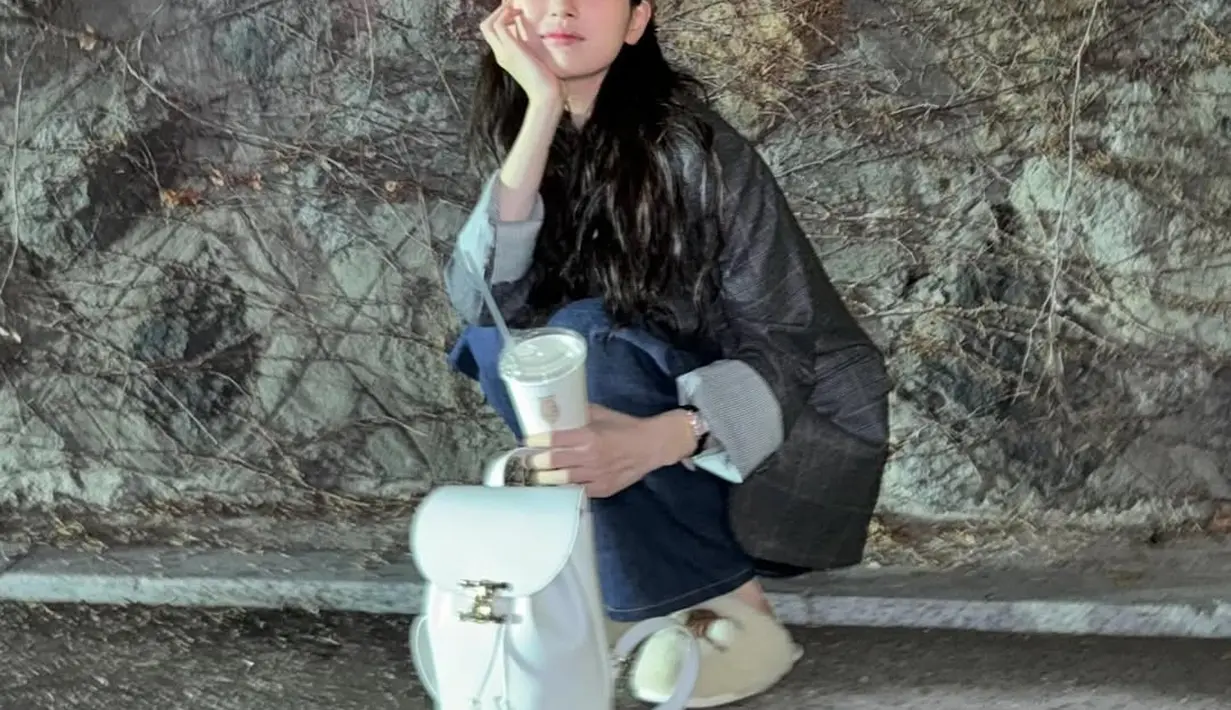 Serba Celine, Bae Suzy padukan oversized blazer dengan lengan yang digulung dan celana jeans. OOTD ini bisa outfit traveling yang nyaman dengan slip on sandal dan backpack [@skuukzky]