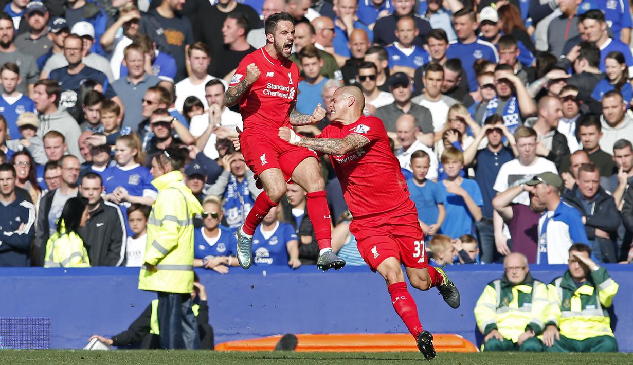 Pemain Liverpool Danny Ings merayakan gol bersama rekannya Martin Skrtel dalam lanjutan Liga Premier Inggris di Goodison Park, Minggu (04/10/2015). Liverpool dan Everton bermain imbang 1-1. (Reuters / Phil Noble)