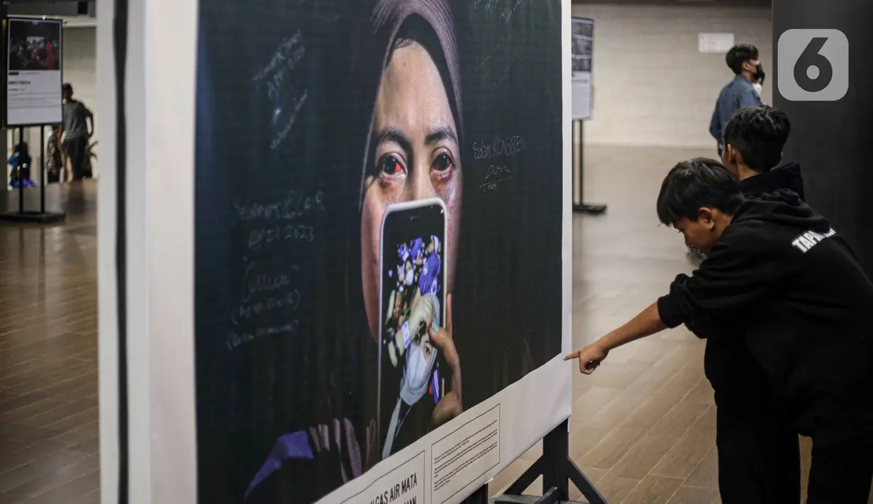 Di antaranya para mahasiswa yang tergabung dalam unit kegiatan mahasiswa fotografi berbagai kampus di Surabaya. (Liputan6.com/Faizal Fanani)