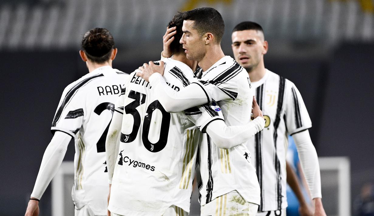 Striker Juventus, Cristiano Ronaldo, melakukan selebrasi bersama rekannya usai mencetak gol ke gawang Spezia pada laga Liga Italia di Stadion Allianz, Selasa (2/3/2021). Juventus menang telak 3-0. (Marco Alpozzi/LaPresse via AP)