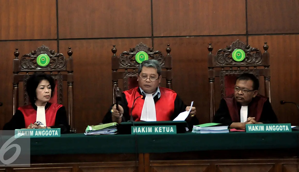 Hakim Ketua, Lilik Mulyadi (tengah) saat sidang putusan sengketa dualisme partai Golkar di PN Jakarta Utara, Jumat, (24/7/2015). Hakim Lilik Mulyadi memutuskan, keabsahan kepengurusan Partai Golkar kubu Munas Bali. (Liputan6.com/Johan Tallo)