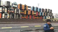 Kuburan kereta warna-warni itu menjadi tempat penampungan gerbong-gerbong kereta ekonomi menanti lapuk dimakan karat. (Liputan6.com/Dinny Mutiah)
