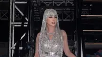 Penampilan Dewi Perssik ala Cleopatra dengan gaya bling-bling (credit: instagram/dewiperssik9)