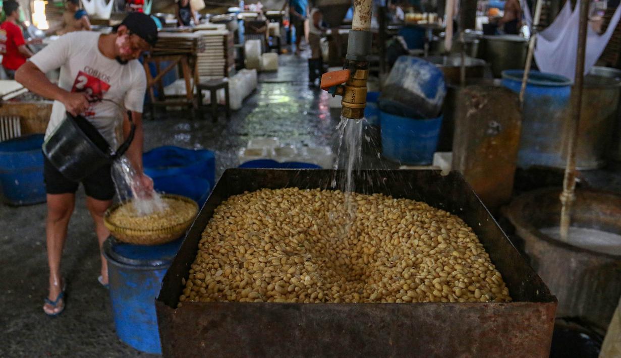Kondisi tersebut memberi tekanan bagi pelaku usaha, terutama produsen tahu tempe yang harus menanggung kenaikan biaya produksi di tengah permintaan pasar yang tetap tinggi. Tampak dalam foto, perajin menyelesaikan pembuatan tahu di Duren Tiga Jakarta Selatan, Selasa 14 April 2026, di tengah kenaikan harga kedelai yang berdampak pada biaya produksi. (merdeka.com/Arie Basuki)