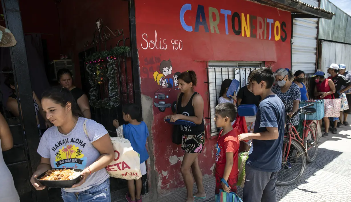 Tetangga mengantre untuk mendapatkan makanan gratis di tempat makan malam populer yang disebut "Cartoneritos," di pinggiran Buenos Aires, Argentina, Selasa (14/12/2021). Menurut biro statistik nasional INDEC, angka kemiskinan mencapai 40,6 persen pada paruh pertama tahun 2021. (AP Photo/Rodrigo Abd)