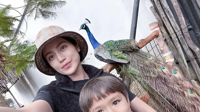 Sempat Diseruduk Zebra, 6 Potret Jessica Iskandar Main Ke Kebun Binatang