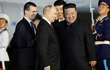 FOTO: Mesra Bertemu di Pyongyang, Begini Gaya Putin dan Kim Jong Un Ketika Salaman, Senyum Semringah Merekah di Atas Karpet Merah