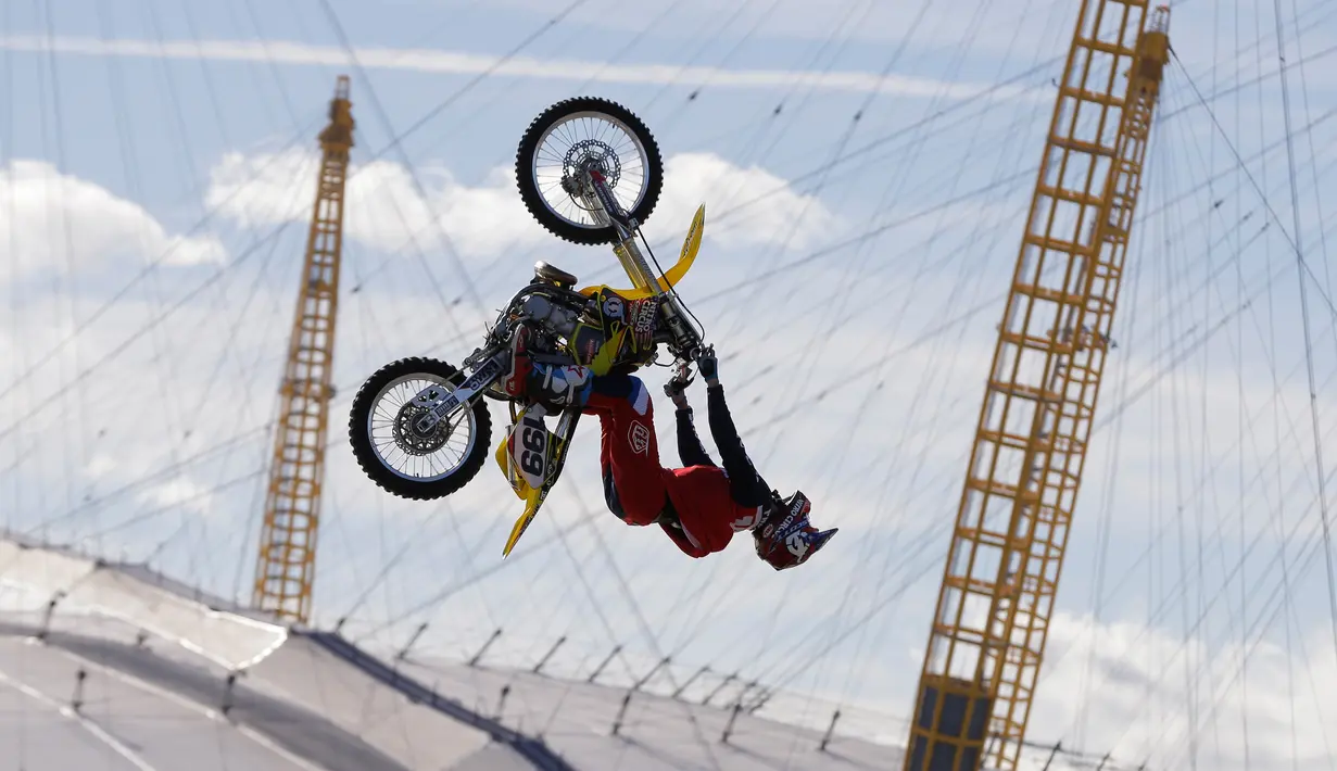 Pemimpin Nitro Circus dan stunt rider profesional, Travis Pastrana melakukan aksi backflip dengan sepeda motor di atas Sungai Thames, London, Kamis (5/10). Travis Pastrana berhasil melakukan backflip di atas Sungai Thames. (AP Photo/Alastair Grant)