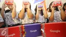 Anak-anak menikmati Google Cardboard saat peluncuran Art Camera dan Google Cardboard di Museum Nasional, Jakarta, Kamis (27/10). (Liputan6.com/Immanuel Antonius)